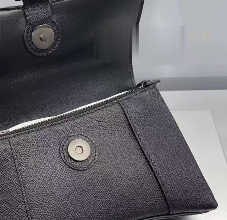Leather bag flap with visible lipped magnetic closures, manufactured by Richarms, a wholesale factory specializing in bulk hardware production.